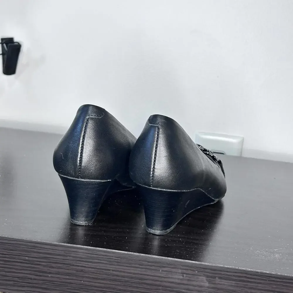 Sofft Black Wedge Leather Pointed Toe with chain details Women's size 7‎